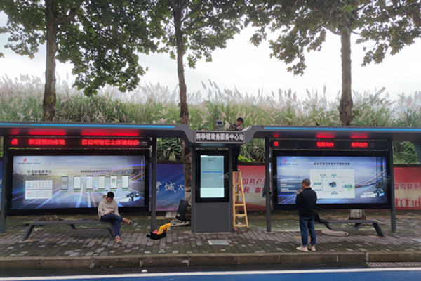 公交電子站牌廠家談?wù)労蜍?chē)亭設(shè)計(jì)要點(diǎn)